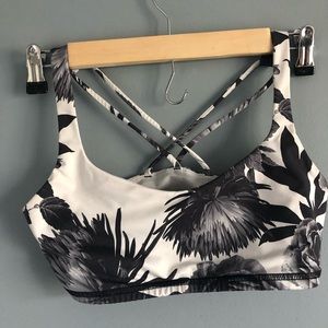 Lululemon Free To Be Bra Women’s SZ6 GUC. W2423S